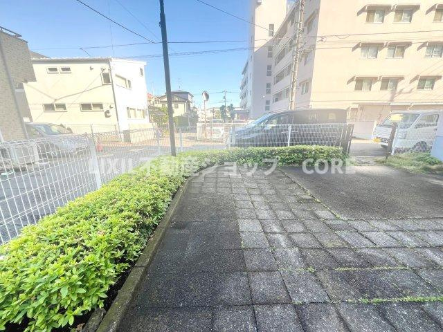 建物や壁に囲まれた外部空間で、採光・通風の確保、防犯性の向上といったメリットもございます。