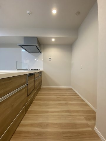 広々としたキッチン幅を確保した快適な調理スペース！複数人での作業もスムーズに行える余裕の設計で、毎日の料理がより楽しく効率的に行えます。収納力も高く、すっきりと美しい空間を保てます。