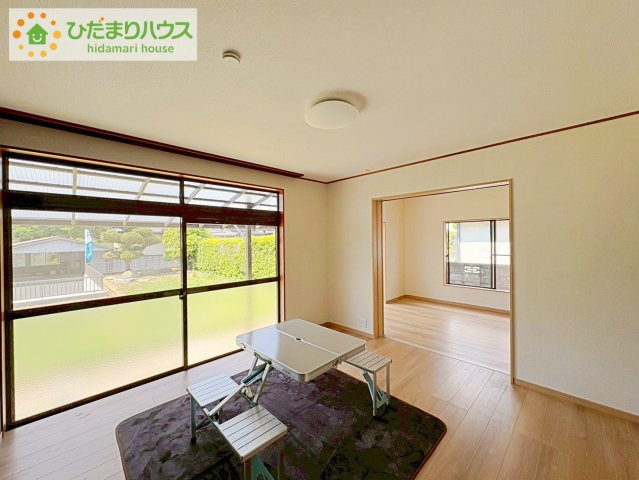 南に面した大きな窓から差し込む光で日中は電気いらず♪