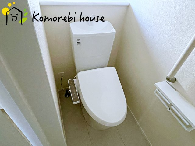 落ち着いた色調のトイレです