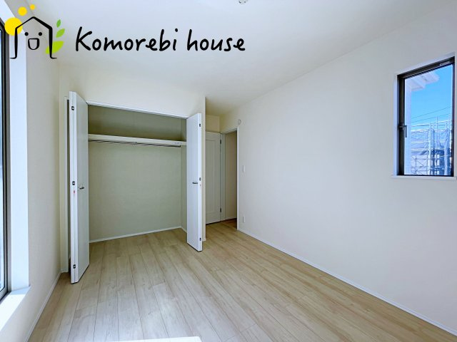落ち着いた色調の寝室です