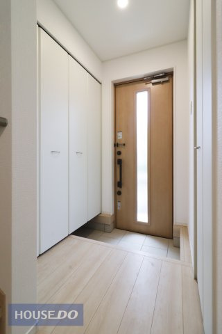 【玄関】ゆったりと明るい玄関がご家族や来客をお出迎え。機能的な大型シューズボックスは長物もしっかりと収納できます。