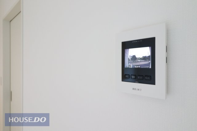 【TVインターホン】カラーの録画機能付きで、不在時の来訪者も確認可能。防犯上はもちろん、お届け物などの把握にも便利！