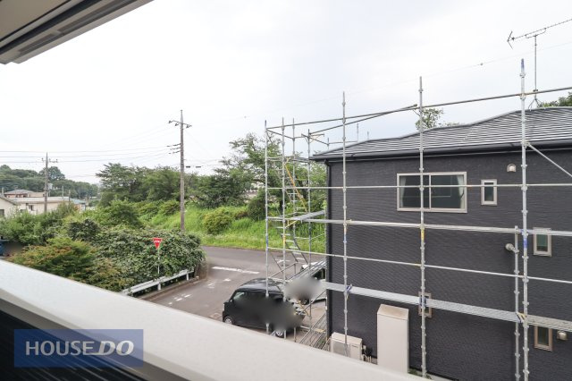 【建物からの眺望】バルコニーからの景色。十分な間隔が確保されております。