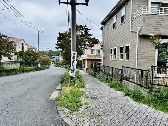 ～南西16ｍ・南東6ｍ・北東6ｍの三方道路につき、陽当たり・風通し良好です～