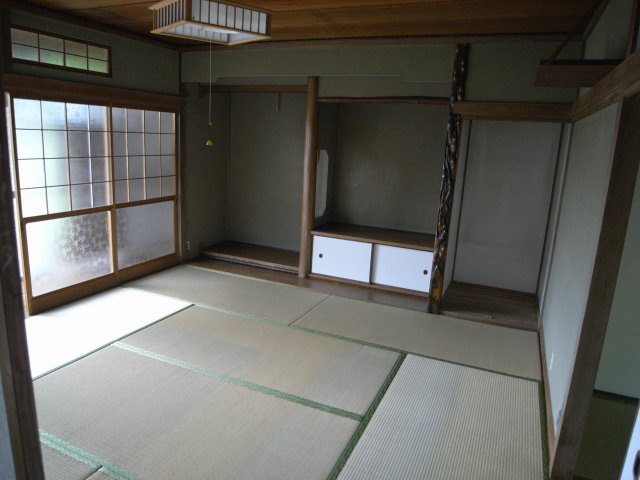 ゆったり8帖の和室は、畳の香りと木のぬくもりが広がる落ち着いた空間です。続き間として利用できるため、家族の団らんや来客時の応接にも最適。床の間や収納も備え、和の趣を感じながら心地よく過ごせます。