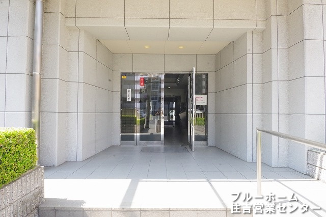 重厚感のあるエントランスです！オートロック付きでセキュリティー面も安心♪