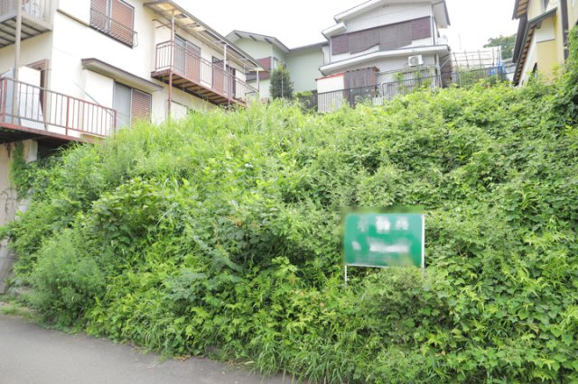 土地購入を検討されている場合、境界杭がない状態で購入してしまうと境界確定測量をする必要があり、費用がかかります。購入の前に、売主、隣土地所有者立ち合いのもと境界を確定し境界杭を設置するのがベストです。