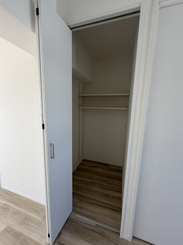 リビングにも収納があり、掃除用具など収納可能です！
