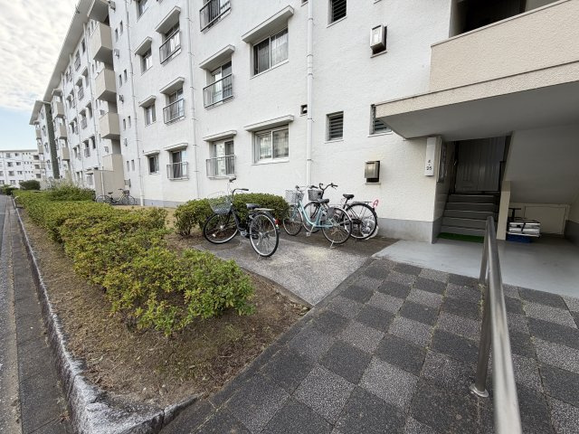 自転車は無料で駐輪可能です。