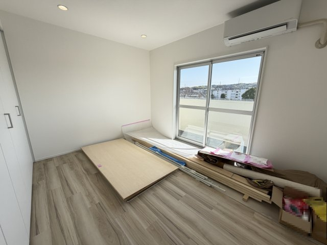 リビング横の洋室です。陽当り良好なお部屋になっています。