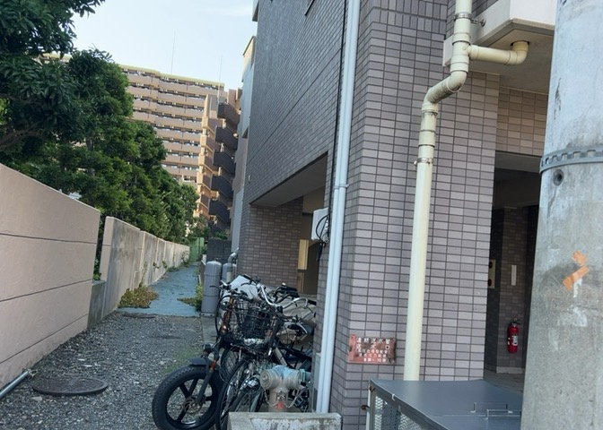 中庭（パティオ）とは、一つの建築物の内部に設けられた、壁などで囲われている庭のことを指します。コの字型、ロの字型が主流ですが、L字型の中庭もあります。最近では、インテリア性の高さからも人気があります。