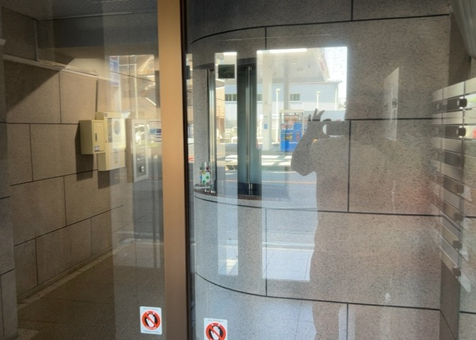 受付はマンションコンシェルジュがいる場合もあれば、管理人が滞在する小部屋を総称して呼ぶことがあります。主にエントランスに設置されていることから、防犯面でも期待ができます。防犯設備がない場合はより安心！