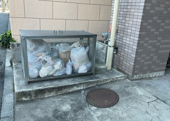 共有部分は、住民なら誰もが使える設備のこと。例えば駐車場やエレベーター、インターネット設備、セキュリティ設備などがあります。他にも、マンションの廊下・外部階段やエントランス・ゴミ置き場などがあります。