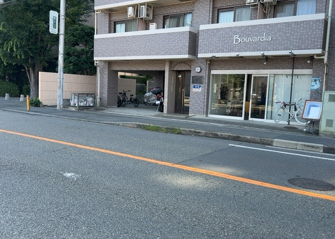 隣家の土地はどうなっているのか、生活利便施設が近くにあるのか、学校まで近いかなど、お客様のライフスタイルにあわせたイメージが重要です。また、近くにあると困る施設が近くにないかも確認するといいでしょう。