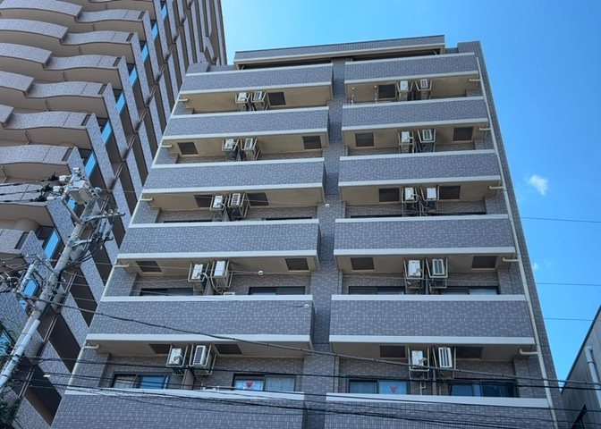 道幅が広い場所は日当たりや風通が良好です。幅が広いのですれ違いも可能ですし大きな車でも駐車可能！一方で、大型車が通ることも多くなるため交通量の増加により騒音に繋がります。また土地の値段が高くなります。