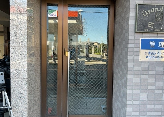 玄関は家の顔でもあり、家族以外の目にも止まる場所です。玄関は外との間を仕切る扉、靴などをしまっておく収納スペース、靴脱ぎのたたきスペース、来客とのやり取りをするドアホンなど複数のアイテムからなります。