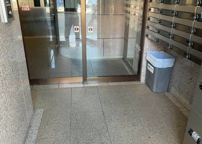 共用部分は、一棟の建物に住む区分所有者全員が共同で所有するとし、共用部分の管理、補修などは、区分所有者で形成される管理組合が行います。個人の判断で勝手に変更することはできませんので覚えておきましょう。
