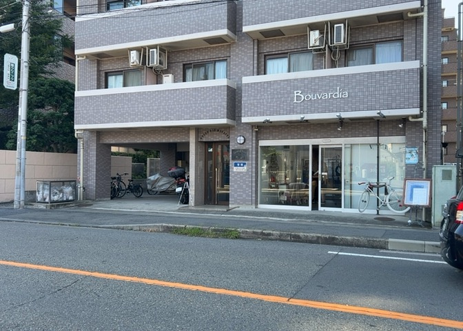 外観はマンション管理がされているかの目安になります。築年数が古いと、壁面は劣化してひび割れが生じることも！建物が古びていても細かいところが修繕されていると、きちんと管理されているなぁと感じるでしょう。