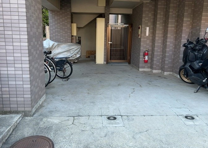 マンションの駐輪場は、事前に空きがあるか確認を取ると安心です。せっかく入居したのに駐輪スペースがない！なんてことになったら大変ですよね。そこで、内見時や購入前にはまず事前に確認しておくと良いでしょう。