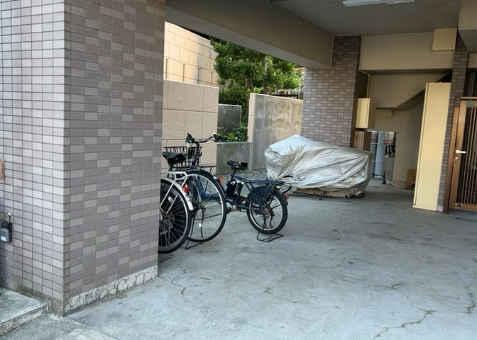 車一台あたりに必要なスペースは、標準サイズの普通自動車で横幅2m50cm、長さ5mは必要になります。ただし、乗降のことも考慮して横幅3m30cm、長さ5m50cmほどは確保できるところを選びましょう。