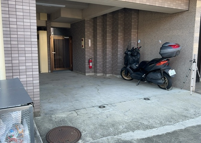 駐車場と明記されていても、最小スペースでつくられた駐車場だと大型車は駐車できなかったり、出入りしにくくなったりする可能性があります。お車のサイズと購入したい物件の駐車場のサイズを現地で確認しましょう。