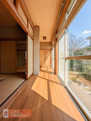 庭を眺めることができる素敵な縁側があります♪　