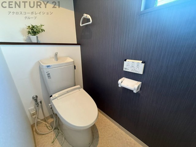 温水洗浄便座付トイレは温水洗浄機能により、暖かい水でおしりを洗浄することができ、冷たい水を使う従来の便座に比べ、温水洗浄機能で暖かいトイレを提供し、快適な使用を可能にします。