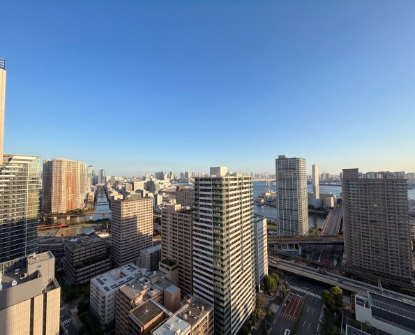 33階の高層階から広がるダイナミックなパノラマビュー。青空の下にレインボーブリッジや東京スカイツリー、東京湾の水辺が広がり、都心にいながら圧倒的な開放感と心地よい陽光を日常で楽しめます。