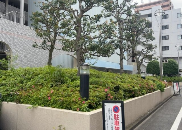 物件によっては、入居者が個人的に使用できる専用庭がついているものもあります。また、住宅の中にある土間の部分を庭と呼ぶこともあります。庭の用途は住む人によって変わり、それによってデザインもさまざまです。