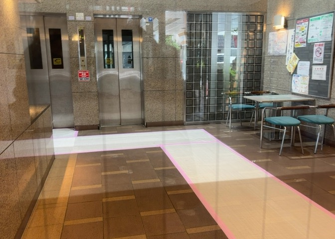 ラウンジは、マンションの共用スペースに椅子やテーブルなどを配置した利用者が寛げる空間です。屋内型ラウンジと屋外型ラウンジがあります。共用部分の管理状況と合わせて、詳細については現地でご確認ください。
