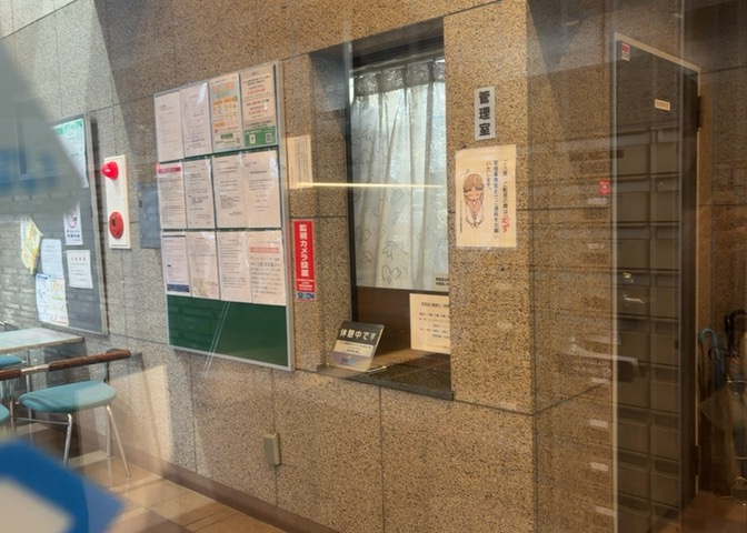 受付はマンションコンシェルジュがいる場合もあれば、管理人が滞在する小部屋を総称して呼ぶことがあります。主にエントランスに設置されていることから、防犯面でも期待ができます。防犯設備がない場合はより安心！