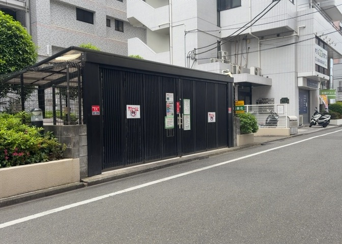 共有部分は、住民なら誰もが使える設備のこと。例えば駐車場やエレベーター、インターネット設備、セキュリティ設備などがあります。他にも、マンションの廊下・外部階段やエントランス・ゴミ置き場などがあります。
