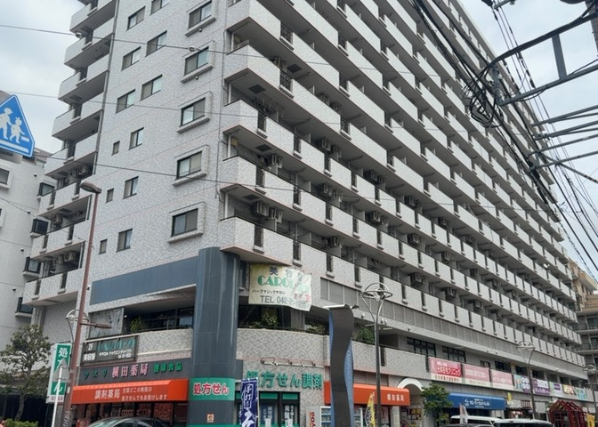 眺望の良さを楽しめるダイニングキッチンで家族団らんの時間を過ごしてはいかがでしょうか。バルコニーから見える景色を家族で眺める時間は、時間が経つのを忘れてしまいそうですね。是非、現地を見に行きましょう！