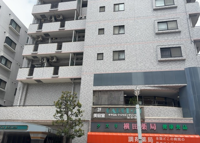 道幅が広い場所は日当たりや風通が良好です。幅が広いのですれ違いも可能ですし大きな車でも駐車可能！一方で、大型車が通ることも多くなるため交通量の増加により騒音に繋がります。また土地の値段が高くなります。