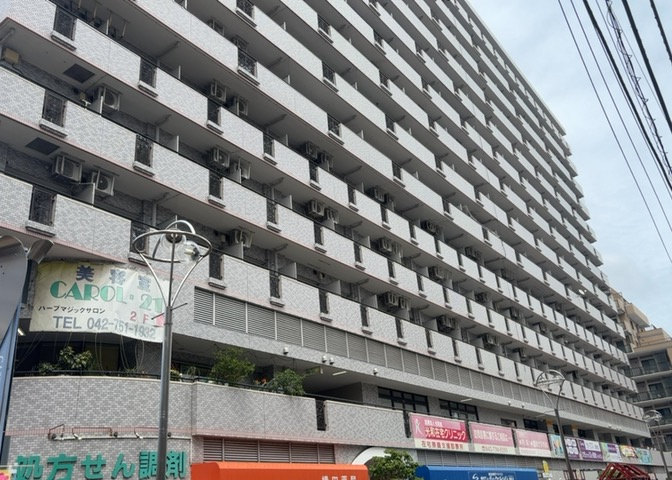 ＲＣ造、Reinforced　Concreteは直訳すると補強されたコンクリートです。主に柱や梁・床・壁が鉄筋とコンクリートで構成おり、鉄筋を組んだ型枠にコンクリートを流し込んで固めたものを指します。