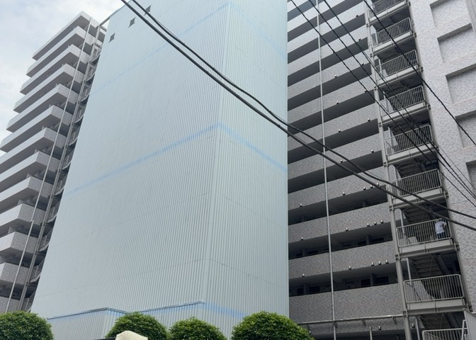 玄関は家の顔でもあり、家族以外の目にも止まる場所です。玄関は外との間を仕切る扉、靴などをしまっておく収納スペース、靴脱ぎのたたきスペース、来客とのやり取りをするドアホンなど複数のアイテムからなります。