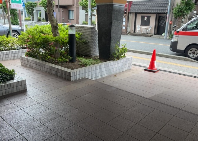 共用部分は、一棟の建物に住む区分所有者全員が共同で所有するとし、共用部分の管理、補修などは、区分所有者で形成される管理組合が行います。個人の判断で勝手に変更することはできませんので覚えておきましょう。