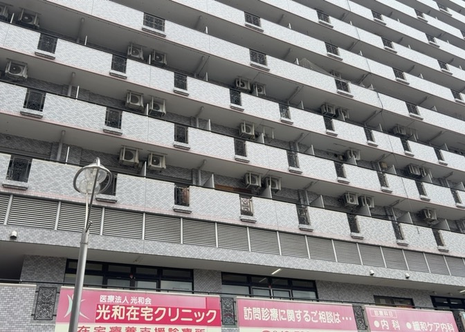 一般的なバルコニーは、奥行1.5ｍ程ですが、ワイルドバルコニーは2ｍまで広がっています。そのため洗濯物の間隔をあけ干すことができ、乾きやすいというメリットや、ガーデニングが楽しめる等の特徴があります。