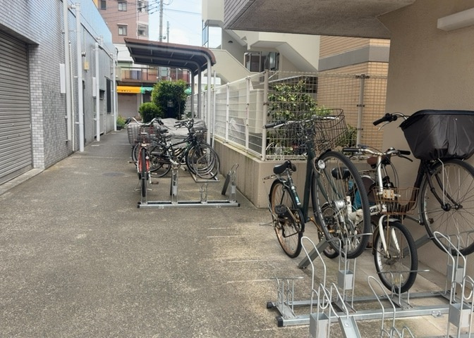 車一台あたりに必要なスペースは、標準サイズの普通自動車で横幅2m50cm、長さ5mは必要になります。ただし、乗降のことも考慮して横幅3m30cm、長さ5m50cmほどは確保できるところを選びましょう。
