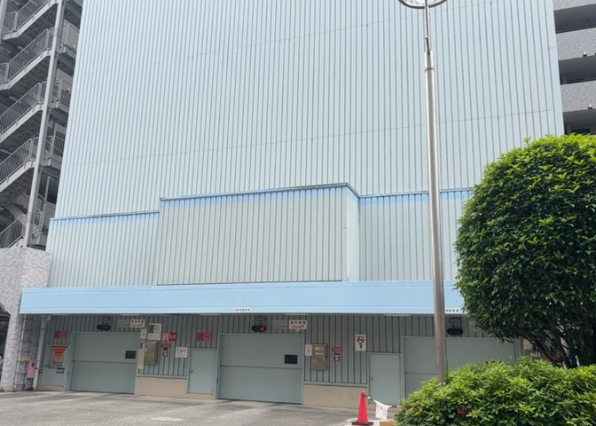 駐車場と明記されていても、最小スペースでつくられた駐車場だと大型車は駐車できなかったり、出入りしにくくなったりする可能性があります。お車のサイズと購入したい物件の駐車場のサイズを現地で確認しましょう。