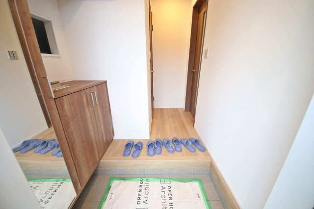 全身が映る鏡はお出かけ前の身だしなみチェックに便利ですね