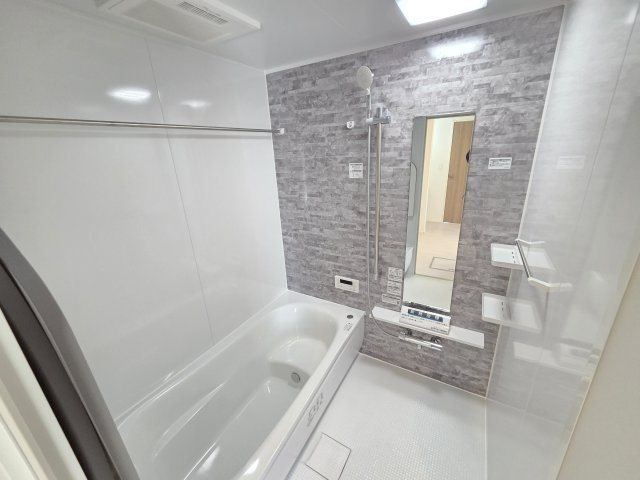 現地写真　1坪サイズのユニットバス。足を伸ばしてゆったりと湯船につかれます♪