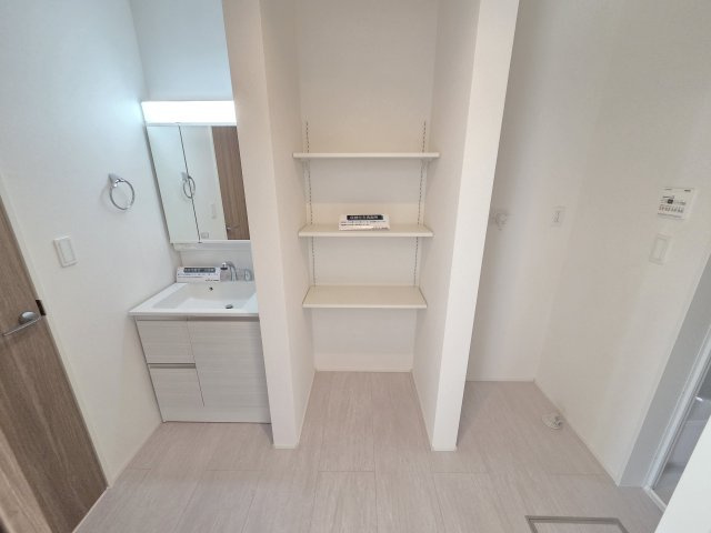 現地写真　洗面脱衣所は3帖と広々！収納棚もついており便利です！
