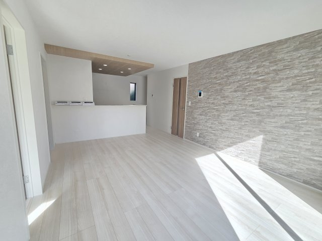 現地写真　広々16帖のリビング！家族団らんを楽しめそうです♪