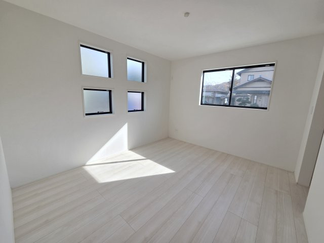 現地写真　2階の主寝室です。2面採光なので風通しがよく明るいお部屋です。