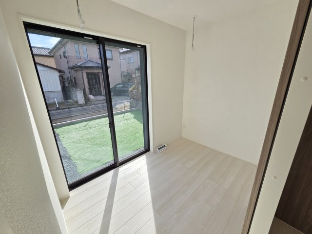 現地写真　サンルームです。洗面脱衣所からすぐなので重い洗濯物を持ち歩かなくて済みます！雨でも気にせず干せるので便利ですね！