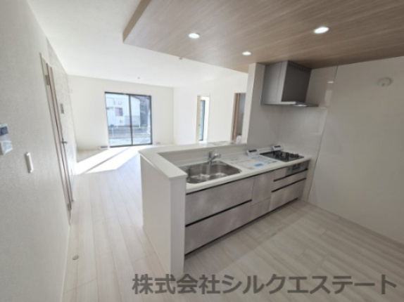 現地写真　対面式のキッチンなので、家事をしながらご家族とのコミュニケーションが取れるのが嬉しいですね！