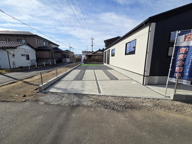 現地写真　駐車は建物南東側に縦並列4台可能です！