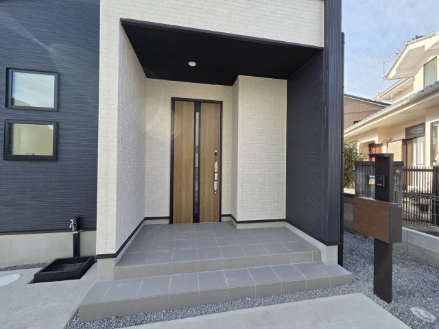 現地写真　TVモニター付きドアホンはポストと一体型！